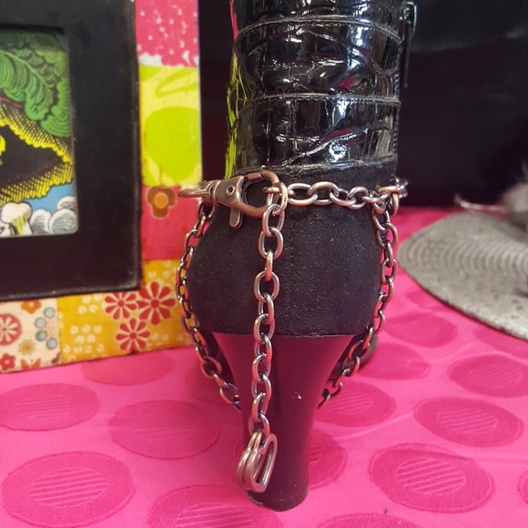 Rhinestone Studded Skull Boot Jewelry - Picture 8 of 10